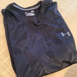 Men’s Under Armour black on black shirt